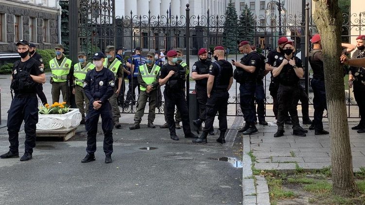 Полиция у Офиса президента во время акции Шария и националистов. Фото