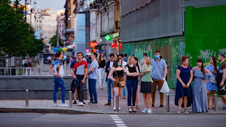 В Киеве многие уже не ходят в масках. Фото