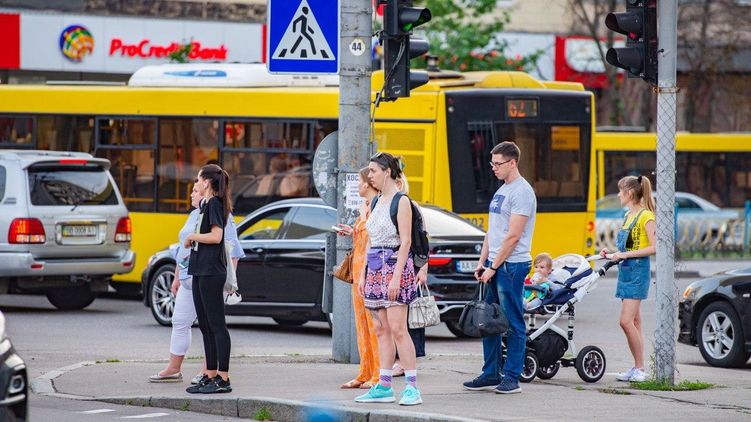 Украинцы еще соблюдают дистанцию, но уже многие без масок. Фото