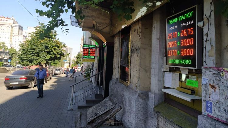 Банкиры собираются поднять курс доллара после выходных. Фото: