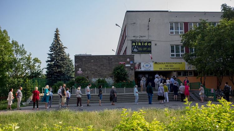 В Польше к участкам выстроились огромные очереди. Фото: