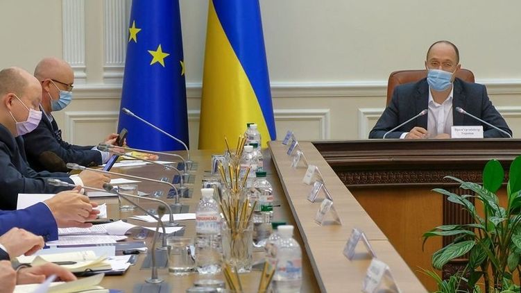 Денис Шмыгаль под впечатлением визита на Крюковский вагоностроительный завод пообещал поддерживать украинских производителей. И тут же лишил легпромовцев заказа на беби-боксы. Фото из открытых источников