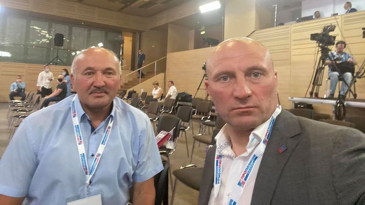 Мэр Черкасс Анатолий Бондаренко (справа) сходил на съезд партии