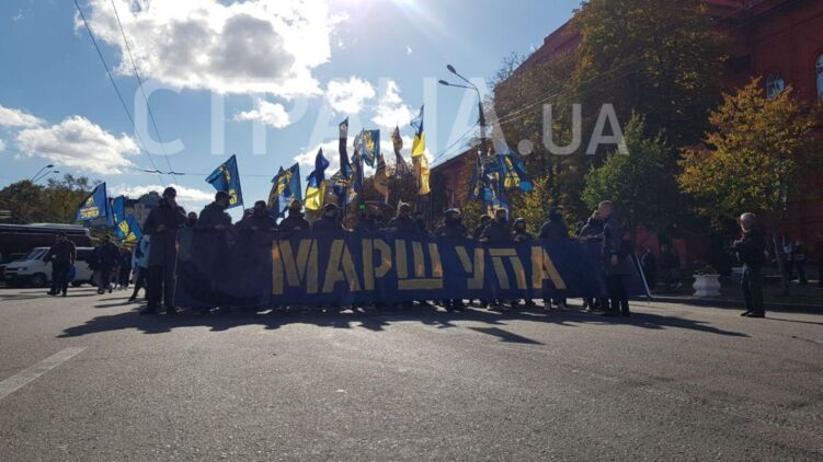 Марш в честь УПА проходит по центру Киева. Фото