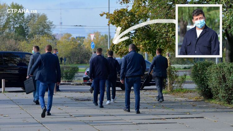 Бодигард слева несет бронированный чемоданчик, у крепкого парня справа тактическое оружие - зонтик, фото Изым Каумбаев,