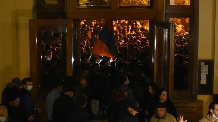 После подписания соглашения протестующие в Ереване захватили парламент, фото РИА