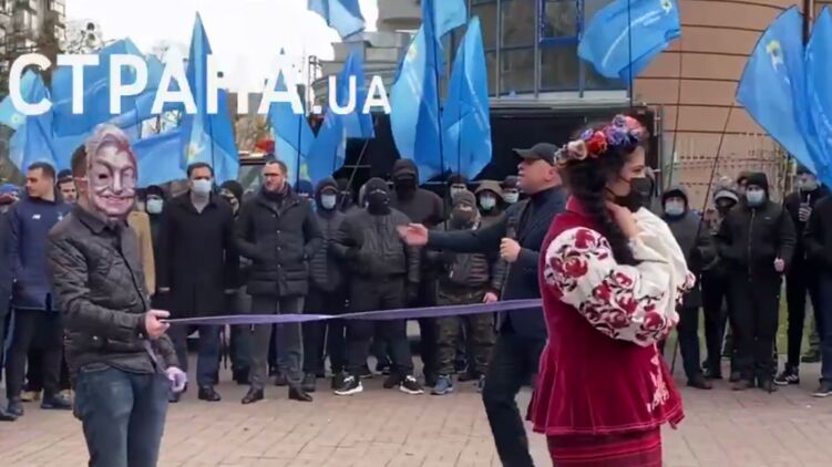 Акция против внешнего управления под посольством США в Киеве. Фото