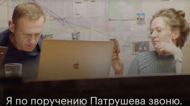 Алексей Навальный звонит своему