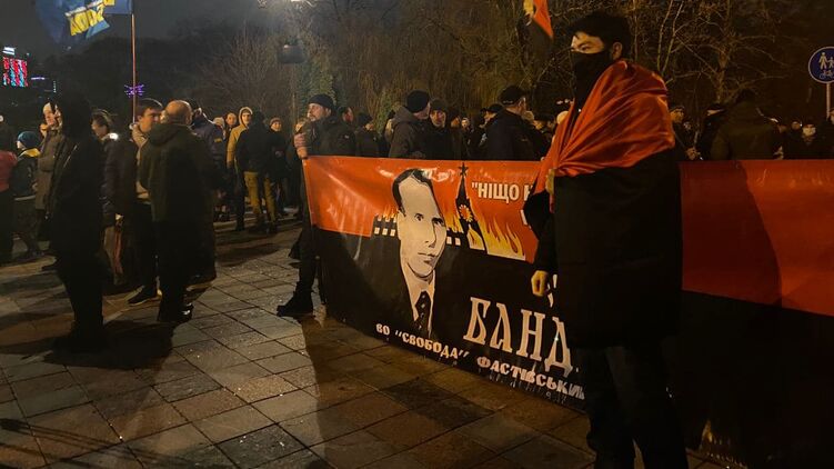 Участники столичного марша Бандеры собираются в парке Шевченко. Фото
