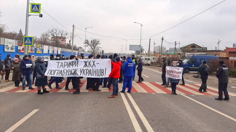 В Полтаве протестующие против роста тарифов перекрыли трассу государственного значения, фото:
