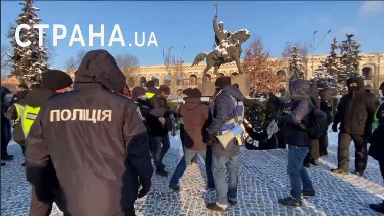 Задержания антифашистов на Контрактовой площади. Фото: В.Бовтрук,