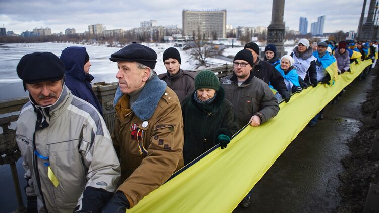 В День соборности на мосту Патона выстраивают