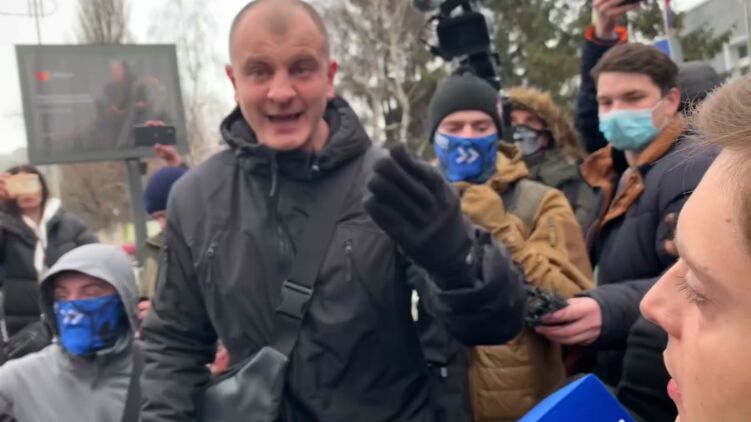Глава С14 Евгений Карась кричит на журналистов канала