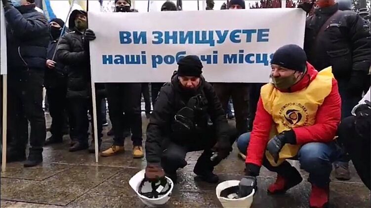 Долги по зарплатам шахтерам-уранщикам перевалили за 140 млн. Фото из открытых источников