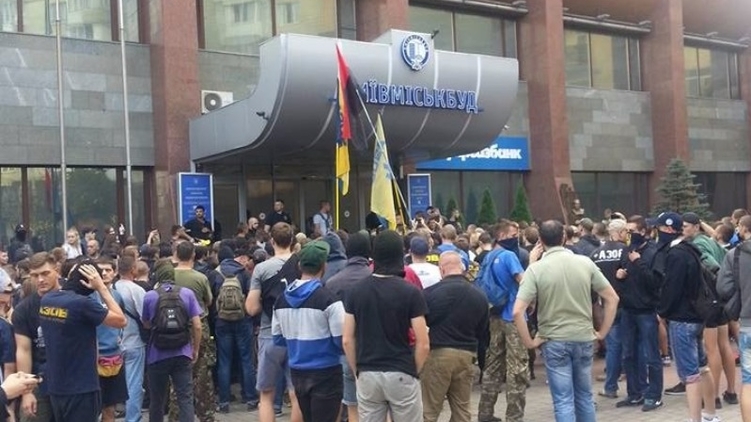 Радикалы несколько дней пикетировали