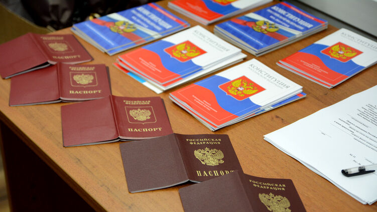 Паспорта и конституция РФ для жителей