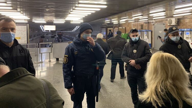 В метро Киева проверяют пропуска на вход. Фото