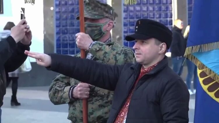Активист зигует на марше в честь