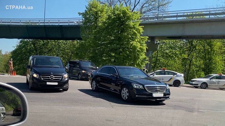 Машины главы государства покидают КВЦ