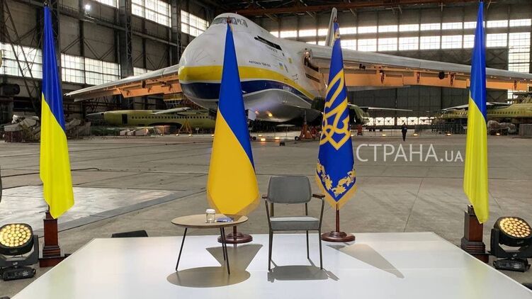 Зеленский давал пресс-конференцию на фоне огромного самолета