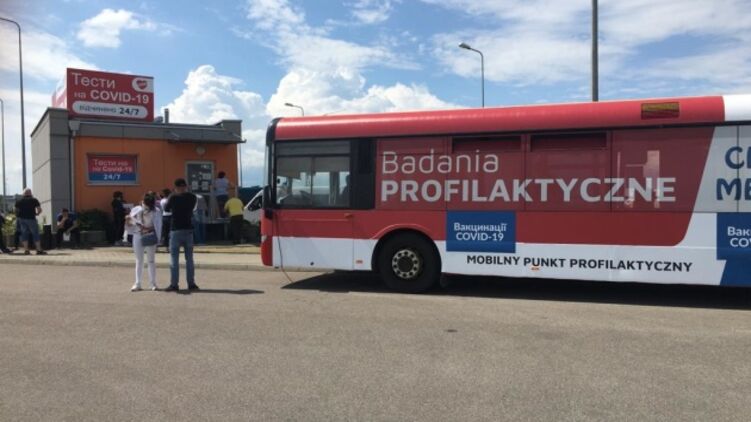 На границе с Польшей развернули мобильные пункты, где вакцинируют украинских заробитчан и студентов. Фото: центр