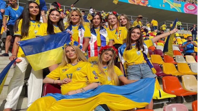 Возлюбленные игроков сборной на стадионе