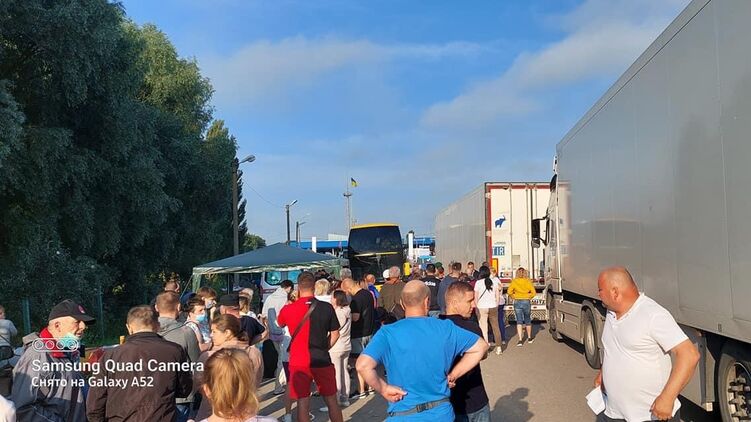 Очередь на пункте пропуска Троебортное - Бачевск. Фото из фейсбука Александра Карпова