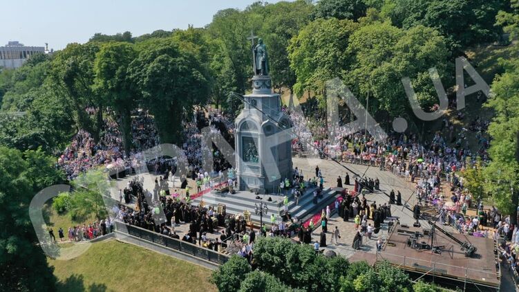 По Киеву прошел Крестный ход - от Владимирской горки до Киево-Печерской лавры. Фото