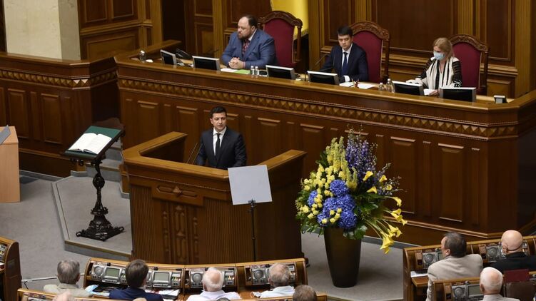 Президент Владимир Зеленский (в центре) настаивает на снятии спикера Дмитрия Разумкова, фото: Изым Каумбаев,