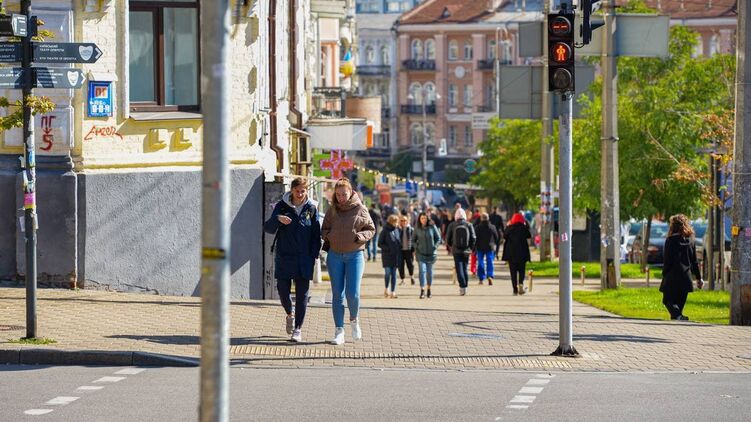 В Украине начали массово вводить красную зону карантина. Фото