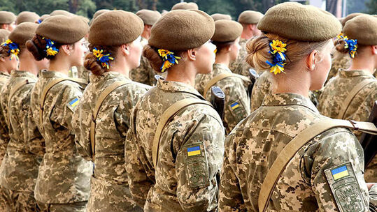 Женщин — в окоп. Как журналистка "Страны" становилась на воинский учет в киевском военкомате