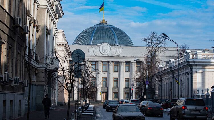 Верховная Рада утвердила чрезвычайное положение в Украине. Фото