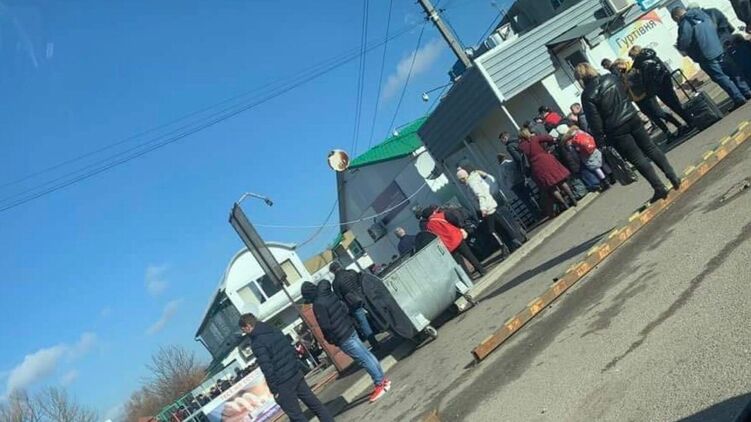 На пешем переходе в Шегини Львовской области - очередь в Польшу растянулась на многие километры. Фото: Василий Панькив