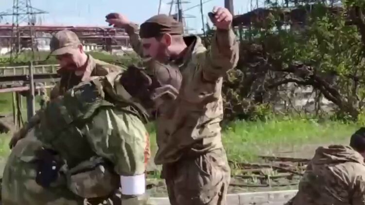 Досмотр военных из