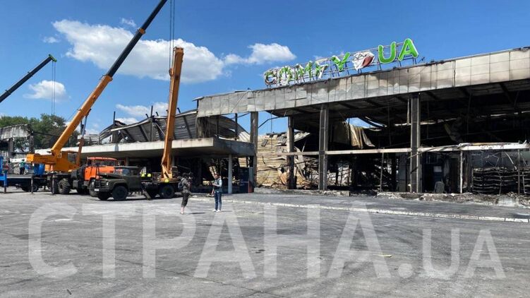 Торговый центр в Кременчуге после ракетного удара. Фото