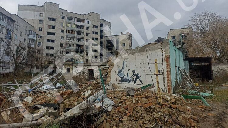 Картины художника Бэнкси в полуразрушенной Бородянке. Фото