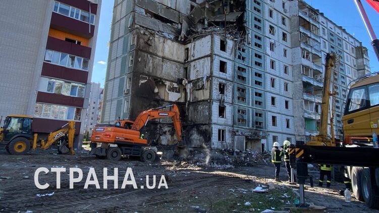 Последствия обстрела многоэтажки в Умани. Фото: