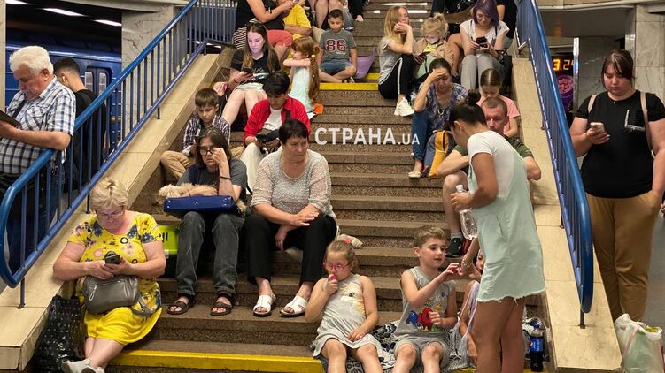 Киевляне укрываются в метро от масштабной воздушной тревоги. Фото