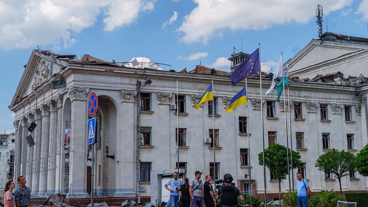Последствия удара по Чернигову. Фото