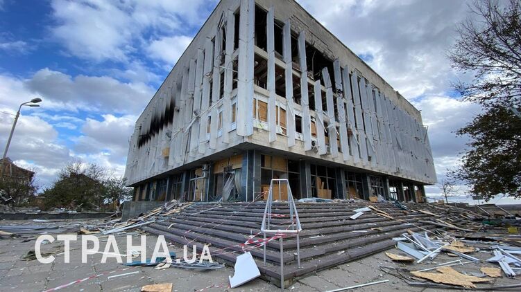 Последствия удара по библиотеке имени Олеся Гончана в Херсоне. Фото