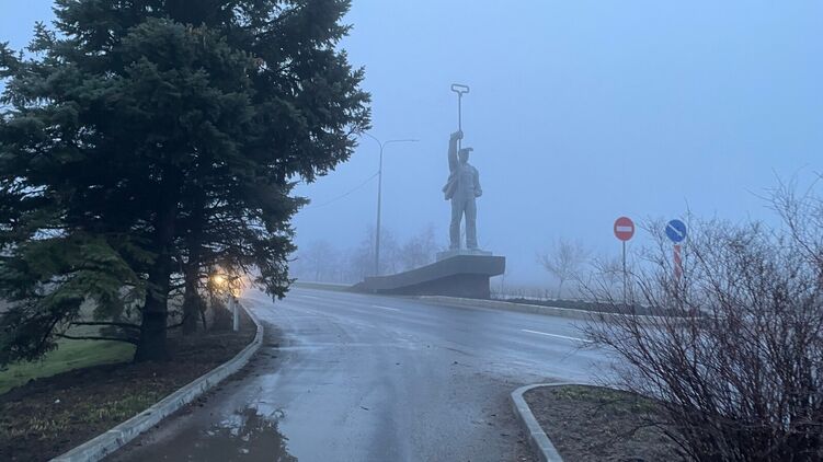 Монумент металлургу на въезде в Мариуполь