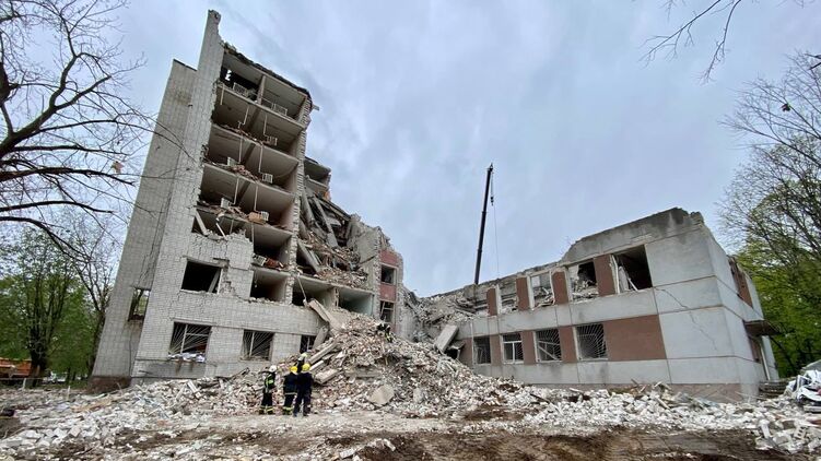 Разрушенная ракетой гостиница в Чернигове. Фото