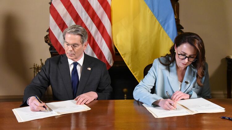 Министр экономики Украины Свириденко и министр финансов США Бессант подписывают сделку. Фото: facebook/yulia.svyrydenko