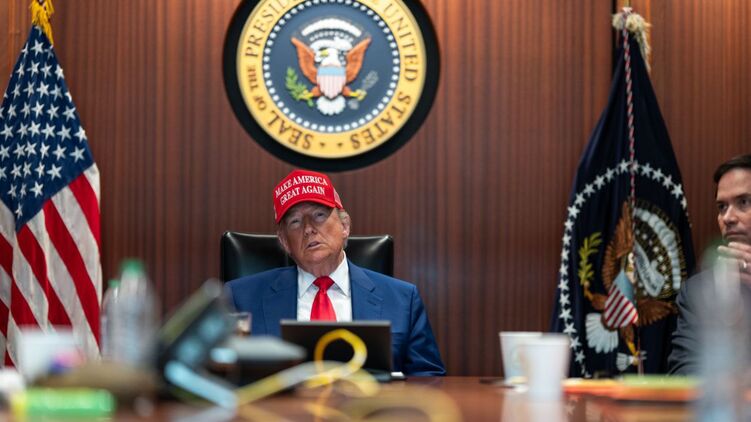 Трамп у ситуаційній кімнаті у Білому домі під час ударів по Ірану. Фото: Білий дім
