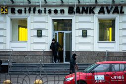 Чому валюта різко дорожчає? Долар вийшов на 43,5 грн/$, а євро пройшов 51 грн/€