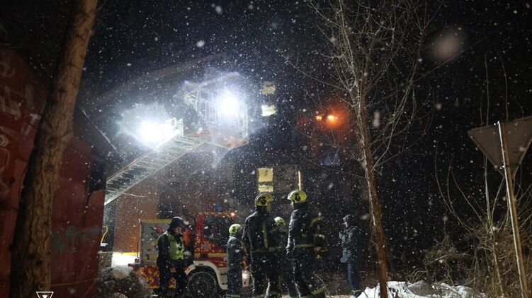Спасатели устраняют последствия ночного обстрела Киева. Фото: ГСЧС