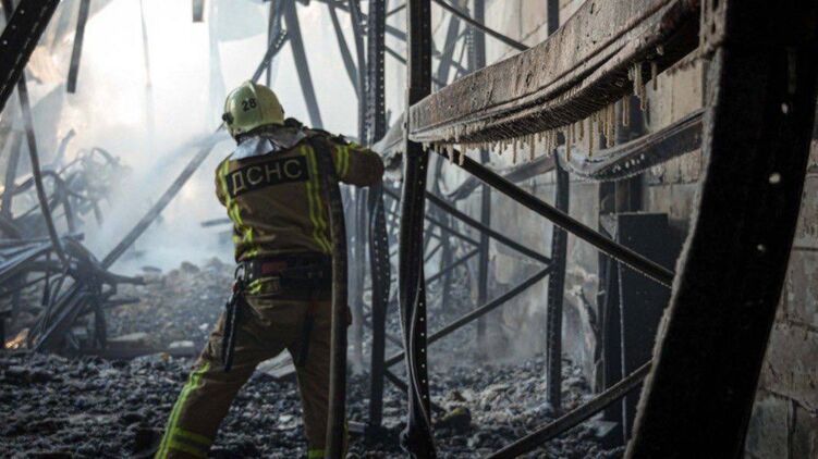 Устранение последствий одного из обстрелов Киевщины. Фото: ГСЧС