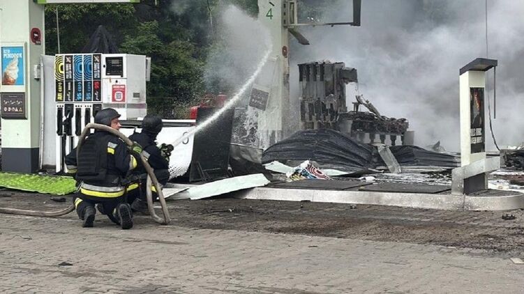 Войска РФ продолжают атаковать украинские АЗС. Фото: ГСЧС