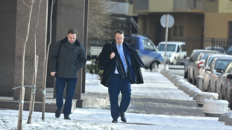 Антон Геращенко на выходе из своего дома на Печерске, фото: Изым Каумбаев,