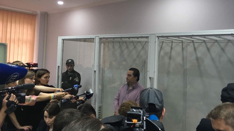 Игорь Гужва в зале суда отвечает на вопросы прессы,